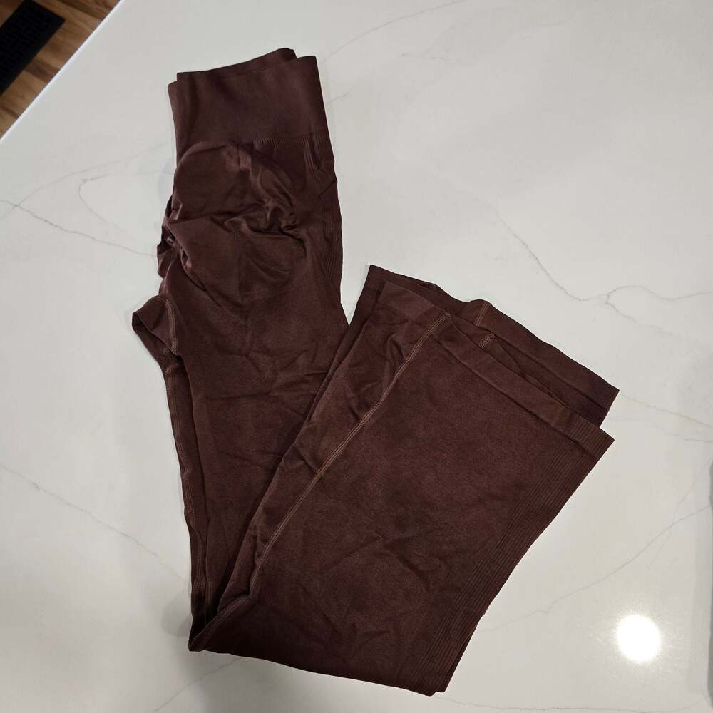 Seamless High-Waisted Ribbed Flare Leggings in Chocolate Brown